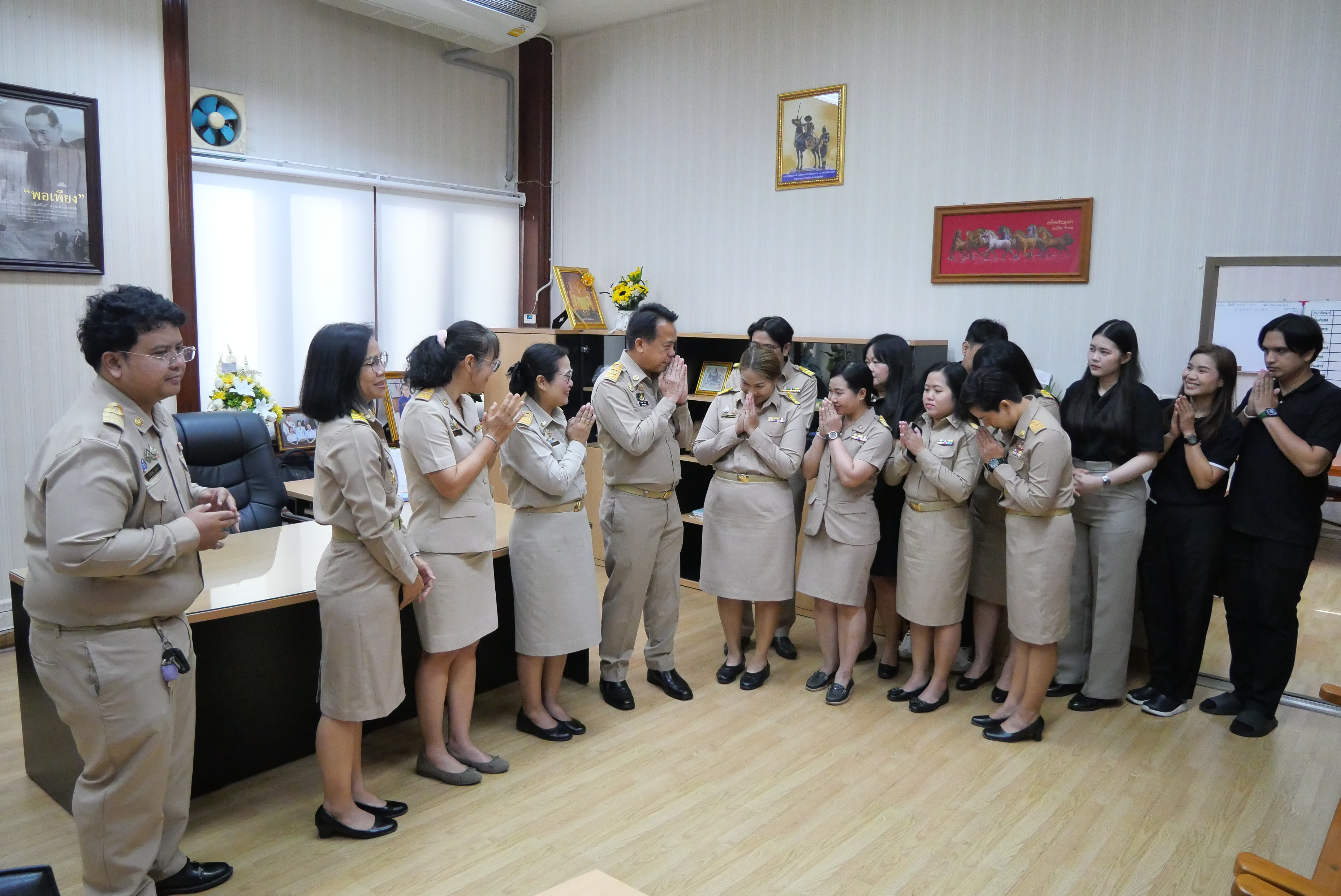 title - คณะผู้ตรวจราชการกรม ผู้อำนวยการสำนัก/กอง/ศูนย์/กลุ่ม ข้าราชการและเจ้าหน้าที่ ร่วมแสดงความยินดีแด่ รองเลขาธิการ ส.ป.ก. เนื่องในโอกาสเข้ารับตำแหน่งใหม่ 